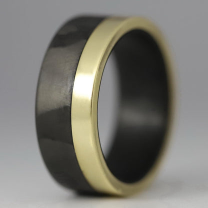 Men's carbon fiber ring with yellow gold band pattern close up